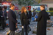 Ein 200 Kilogramm schwerer Sprengsatz hat dazu gef&uuml;hrt, dass ein Wohnhaus komplett zerst&ouml;rt wurde. Die Detectives Don Flack (Eddie Cahill, l.), Stella Bonasera (Melina Kanakaredes) und Mac Taylor (Gary Sinise) untersuchen den Unfallort auf Hinweise.