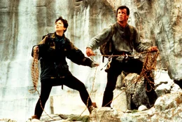 Bergretter Gabe (Sylvester Stallone) und Freundin Jessie (Nanine Turner) auf gef%hrlicher Mission: Terroristen haben ein Flugzeug entf&cedil;hrt und zur Bruchlandung in die Berge getrieben. An Bord: 100 Millionen Dollar!
