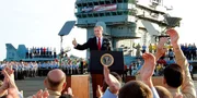 Nach dem Sturz des irakischen Diktators Saddam Hussein verk&uuml;ndet US-Pr&auml;sident George W. Bush am 1. Mai 2003 das erfolgreiche Ende der Mission &ndash; doch der "Krieg gegen den Terror" wird die USA noch auf Jahre bestimmen.