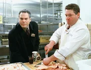 Als Detective Robert Goren (Vincent D'Onofrio, l.) in der K&uuml;che von Tommy (Chris Penn) eine Kochens&auml;ge mit Titanspuren findet, erh&auml;rtet sich seiner Verdacht...