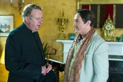 Father Brown (Mark Williams, l.), besucht die Lesung des Autors Leonard Quinton (Robert Cavanah, r.).