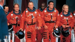 Gemeinsam mit seinem Team, bestehend aus A.J. Frost (Ben Affleck, 2.v.l.), Charles &sbquo;&Auml;&ograve;Chick&sbquo;&Auml;&ocirc; Chapple (Will Patton), Rockhound (Steve Buscemi, li.), Oscar Choi (Owen Wilson, re.) und Jayotis &sbquo;&Auml;&ograve;Bear&sbquo;&Auml;&ocirc; Kurleenbear (Michael Clarke Duncan,3.v.r.) soll Harry Stamper (Bruce Willis) in die Geschichte eingehen.