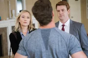 Sims (Fern Sutherland, li.) und D.C. Breen (Nic Sampson) vernehmen Ray (Jason Hoyte), den Zwillingsbruder des Opfers.