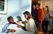 9. Berthold Sanwaldt (G&uuml;nter Mack) liegt mit Fieber im Bett. Margot (Jutta Speidel) und die T&ouml;chter (v.re.: Fritzi / Floriane Eichhorn, Ursula Buschhorn, Julia Dahmen) machen sich Sorgen.