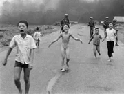 Am 8. Juni wurde das Dorf Trang Bang unweit von Saigon von Napalm-Bomben getroffen. Nackt und verbrannt floh die damals 9-j&auml;hrige Kim Phuc (&bdquo;Napalm-M&auml;dchen&ldquo;) mit ihren Geschwistern.