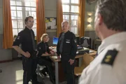 Revierleiter Haller (Hannes Hellmann, r.) versetzt Mattes (Matthias Schloo, l.) aufgrund der Anschuldigungen gegen ihn in den Innendienst und weist Melanie (Sanna Englund, 2.v.l.) und Wolle (Harald Maack, 2.v.r.) an, z&uuml;gig herauszufinden, wie sich alles abgespielt hat.