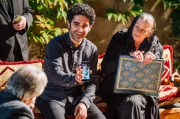 Faraz (Reza Brojerdi, Mitte) zeigt beim Familienbesuch bei seiner Gro&szlig;mutter (Behrokh Hosseinbabai) stolz seine Familie.
