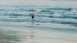 Seltene Momente der Unbeschwertheit: Owen James (Fionn O'Shea, rechts) und Philip Fairfax (Robert Aramayo, links) toben im Meer an der englischen K&uuml;ste.