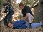 Steve (Barry Van Dyke, r.) und ein FBI-Agent (l.) haben Spinks, den mutmaßlichen Erpresser und Mörder, nach einer dramatischen Verfolgungsjagd gestellt. Steve (Barry Van Dyke, r.) und ein FBI-Agent (l.) haben Spinks, den mutmaßlichen Erpresser und Mörder, nach einer dramatischen Verfolgungsjagd gestellt.
