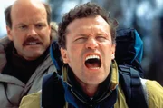 Verzweifelt versucht Hal (Michael Rooker, r.), das Leben seiner Frau zu retten. Auch mit Hilfe von Richard (Rex Linn) ist es zu sp&auml;t: Die Bergsteigerin st&uuml;rzt in den Tod.