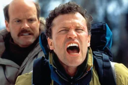 Verzweifelt versucht Hal (Michael Rooker, r.), das Leben seiner Frau zu retten. Auch mit Hilfe von Richard (Rex Linn) ist es zu sp&auml;t: Die Bergsteigerin st&uuml;rzt in den Tod.