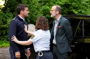 Jakob Frings (Max König, l.) will Antworten. Julia Demmler (Wendy Güntensperger, M.) hält ihn zurück, damit er Ruben v. Wallersleben (Alexander Linhardt, r.) nicht tätlich angreift. Jakob Frings (Max König, l.) will Antworten. Julia Demmler (Wendy Güntensperger, M.) hält ihn zurück, damit er Ruben v. Wallersleben (Alexander Linhardt, r.) nicht tätlich angreift.