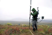 Der Geophysiker Nicholas Hasson scannt den Permafrost mit dem Very-Low-Frequency-Verfahren.