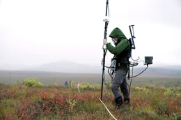 Der Geophysiker Nicholas Hasson scannt den Permafrost mit dem Very-Low-Frequency-Verfahren.