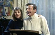 7. Berthold (Günter Mack) hat eine Entscheidung gefällt. Er wird nicht als Bundesrichter nach Karlsruhe gehen. Sein Heim und seine Familie sind ihm wichtiger. Margot (Jutta Speidel) freut sich. 7. Berthold (Günter Mack) hat eine Entscheidung gefällt. Er wird nicht als Bundesrichter nach Karlsruhe gehen. Sein Heim und seine Familie sind ihm wichtiger. Margot (Jutta Speidel) freut sich.
