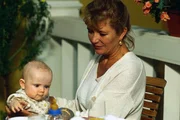 1. Margot (Jutta Speidel) mit dem j&uuml;ngsten Sanwaldt-Spro&szlig;.