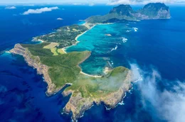 Lord Howe Island liegt mitten im Pazifik, zwischen Neuseeland und Australien. Wei&szlig;e Sandstr&auml;nde, t&uuml;rkisblaue Lagunen und eine beeindruckende Artenvielfalt machen sie zu einer der sch&ouml;nsten Inseln der Welt.