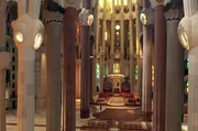 Architektonisches Wunderwerk: Die ausgekl&uuml;gelte Licht- und Innengestaltung macht die Sagrada Fam&iacute;lia zu einer einzigartigen Kirche und einer der sch&ouml;nsten Sakralbauten der Welt.