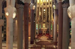 Architektonisches Wunderwerk: Die ausgekl&uuml;gelte Licht- und Innengestaltung macht die Sagrada Fam&iacute;lia zu einer einzigartigen Kirche und einer der sch&ouml;nsten Sakralbauten der Welt.