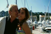 Helmut Gr&uuml;nwald (Rolf Becker) versucht Sylvie (Julia Dahmen) klarzumachen, da&szlig; er eine "Belohnung" von ihr erwartet. Doch Sylvie ist noch nicht bereit, sie ihm zu geben.