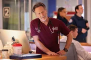 Chicago Med Staffel 10 Folge 14 Er ist ungew&ouml;hnlich guter Laune: Steven Weber als Dr. Dean Archer