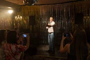 Auf der Bühne der Karaoke-Bar zieht Jan Arnaud (Mike Zaka Sommerfeldt, M.) eine große Show für das weibliche Publikum (Komparsinnen) ab. Er ist ganz in seinem Element. Auf der Bühne der Karaoke-Bar zieht Jan Arnaud (Mike Zaka Sommerfeldt, M.) eine große Show für das weibliche Publikum (Komparsinnen) ab. Er ist ganz in seinem Element.