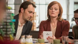 Architekt Alex Bellheim (Steven Scharf) bekommt von Bauherrin Lene M&uuml;ller zu Waldstetten (Nina Petri) das Budget vorgerechnet.