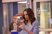 Chicago Med Staffel 10 Folge 17 Mit gezückter Spritze: Sarah Ramos als Dr. Caitlin Lenox Chicago Med Staffel 10 Folge 17 Mit gezückter Spritze: Sarah Ramos als Dr. Caitlin Lenox