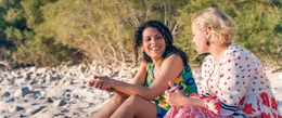 Julia (Katharina Stra&szlig;er, rechts) ist eifers&uuml;chtig auf Rina (Claudia Kottal, links).