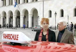 Friedrich (Peter Weck) ist begeistert von seiner Fahrlehrerin Eva (Claudia Messner).