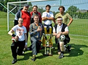 "FC R&uuml;ckpass", "Gruppenspiel." Im nieder&ouml;sterreichischen Ort Pernitz ist der ortsans&auml;ssige Fu&szlig;ball-Verein in Schwierigkeiten. Es droht der Abstieg, und damit auch der Ausstieg der letzten Sponsoren. Es w&auml;re das Ende eines traditionsreichen Vereins. Doch dann &uuml;berschlagen sich die Ereignisse: Als Pr&auml;sident Drabusch einem Herzinfarkt erliegt, wittert Anton Leopold Schurbitz die Chance, auf die er lange und geduldig gewartet hat. Unverz&uuml;glich beginnt er den Verein umzugestalten. Was braucht ein Erfolgsverein? Einen Erfolgstrainer, bevorzugt ein Ex-Internationaler, noch besser mit langj&auml;hriger Auslandserfahrung als Trainer. Nach eifriger Suche auf dem internationalen Transfermarkt bleibt ein potentieller Kandidat &uuml;brig - Rainer Kovacic.Im Bild (v.li.): Randolf Destaller, Markus Oezelt, Lukas Resetarits, Thomas Stipsits, Laurence Rupp, Martin Muliar, Roland Sedlinger.