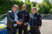 Martin Rabe (Albrecht Ganskopf, l.) zeigt Lukas Petersen (Patrick Abozen, M.) und Bente Hinrichs (Sinha Melina Gierke, r.) auf seinem Handy die junge Frau, die ihn st&auml;ndig verfolgt und filmt.