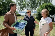 Mechthild (Diana K&ouml;rner, r.) sorgt f&uuml;r Verdruss bei Jakob (Max K&ouml;nig, l.). F&uuml;r ihre Batik-Experimente hat sie ausgerechnet sein neues T-Shirt zweckentfremdet (mit Floriane Daniel, M.).