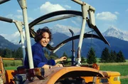 Sonja (Katerina Jacob) f&uuml;hlt sich wohl in den bayerischen Bergen. Sie hilft dem Bauern Veit Kofler (Holger Schwiers) bei der Heuernte.