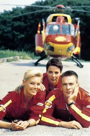 "Medicopter 117 - Jedes Leben z&auml;hlt", "Flug in die H&ouml;lle." Im Bild (v.li.): Anja Freese (Dr. Gabriele Kollmann), Sabine Petzl (Biggi Schwerin), Wolfgang Krewe (Ralf Staller).