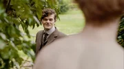 Philip Fairfax (Robert Aramayo, links) taucht nach langer Abwesenheit im Landhaus seines Jugendfreundes Qwen James (Fionn O'Shea, von hinten) auf.