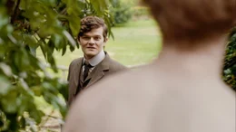 Philip Fairfax (Robert Aramayo, links) taucht nach langer Abwesenheit im Landhaus seines Jugendfreundes Qwen James (Fionn O'Shea, von hinten) auf.