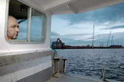 Fischer Stan Rennie ist &uuml;berzeugt, dass das mysteri&ouml;se Massensterben der Krebstiere durch die Baggerarbeiten f&uuml;r den Freihafen verursacht wurde &ndash; dabei seien vergifteter Schlamm und Industrieabf&auml;lle vergangener Jahrzehnte an die Oberfl&auml;che gelangt.