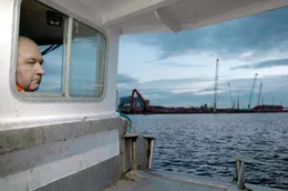 Fischer Stan Rennie ist &uuml;berzeugt, dass das mysteri&ouml;se Massensterben der Krebstiere durch die Baggerarbeiten f&uuml;r den Freihafen verursacht wurde &ndash; dabei seien vergifteter Schlamm und Industrieabf&auml;lle vergangener Jahrzehnte an die Oberfl&auml;che gelangt.