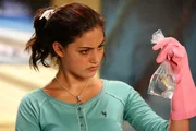 Cleos (Phoebe Tonkin) Fisch Hektor benimmt sich sehr eigenartig. Cleo kann es sich nicht erkl&auml;ren.