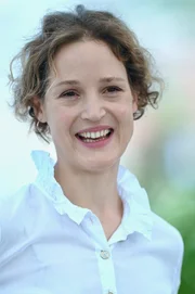 The 74th Annual Cannes Film Festival, festival de cannes 2021. Serre-Moi Fort, Vicky Krieps
