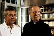 1. Weihbischof Rottmann (Hans Stetter, re.) h&auml;lt seinen Freund Berthold (G&uuml;nter Mack) f&uuml;r einen Gl&uuml;ckspilz.