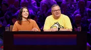 Rateteam-Kapit&auml;n Elton (r.) und die Fernsehmoderatorin Clarissa Correa da Silva (l.) bilden ein Rateteam.