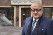 Georg Wilsberg (Leonard Lansink) unter falscher Identit&auml;t als finanzstarker Investor.