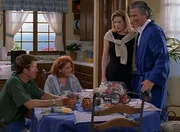 Phillip (David Sheinkopf, l.), seine Verlobte Cindy (Staci Keanan, 2.v.l.), Cindys Stiefmutter Denise und ihr Vater Wayne (Patrick Duffy, r.) sind sich bei den Hochzeitsvorbereitungen nicht ganz einig.