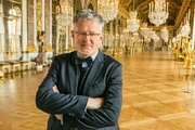Sir Christopher Clark im Spiegelsaal von Schloss Versailles. Sir Christopher Clark im Spiegelsaal von Schloss Versailles.
