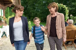 v.li.: Silke (Muriel Baumeister), Tobias (Enzo Gaier), Franziska (Thekla Carola Wied).