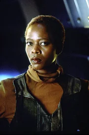 Lily Sloane (Afre Woodard), die Assistentin von Dr. Cochrane, traut den Fremden nicht, die auf der Erde gelandet sind.