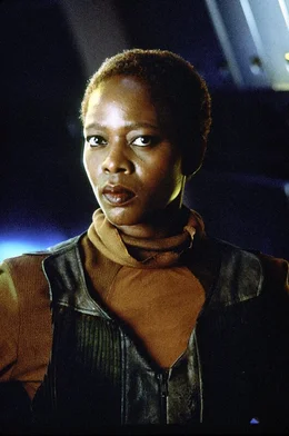 Lily Sloane (Afre Woodard), die Assistentin von Dr. Cochrane, traut den Fremden nicht, die auf der Erde gelandet sind.