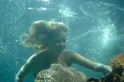 Emma (Claire Holt) hat im Meer eine wundersch&ouml;ne Koralle f&uuml;r Cleos Aquarium entdeckt. Beim Abbrechen schneidet sie sich allerdings in den Finger.